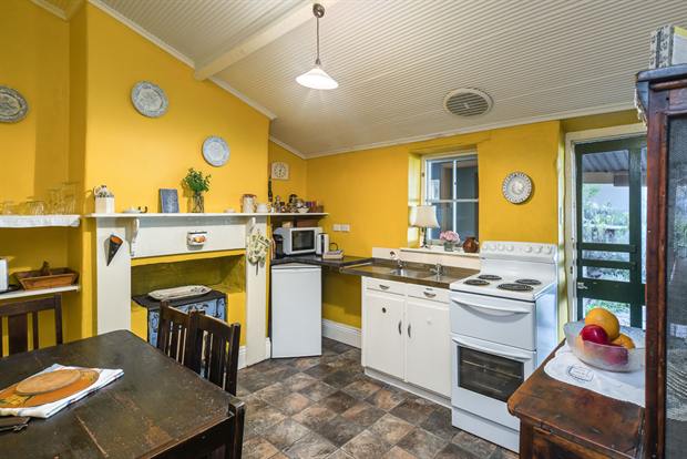 Cottage 10 — the cottage kitchen with oven, kettle and dining table